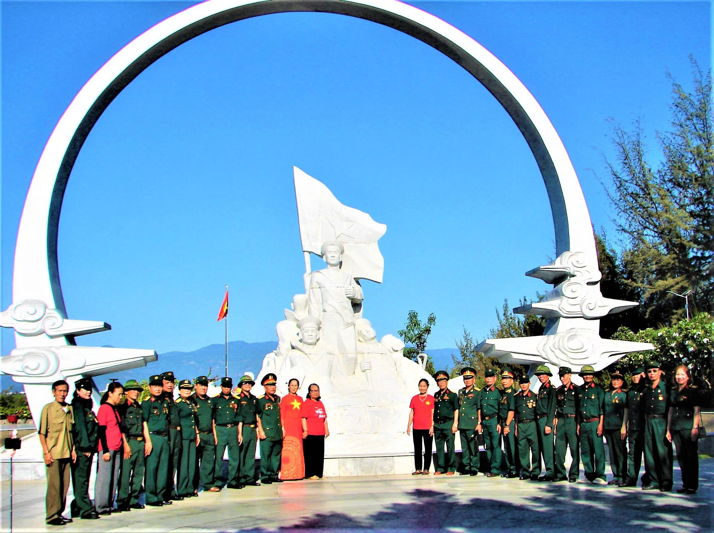Cựu chiến binh Hải Phòng dâng hương tại Khu tưởng niệm các chiến sĩ Gạc Ma