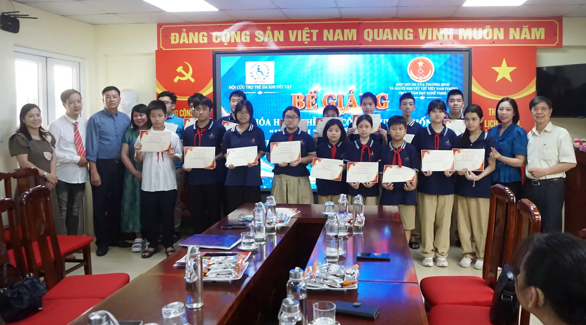 Từ những bông hoa vải tái chế, thắp lên cơ hội hòa nhập cho học sinh khuyết tật