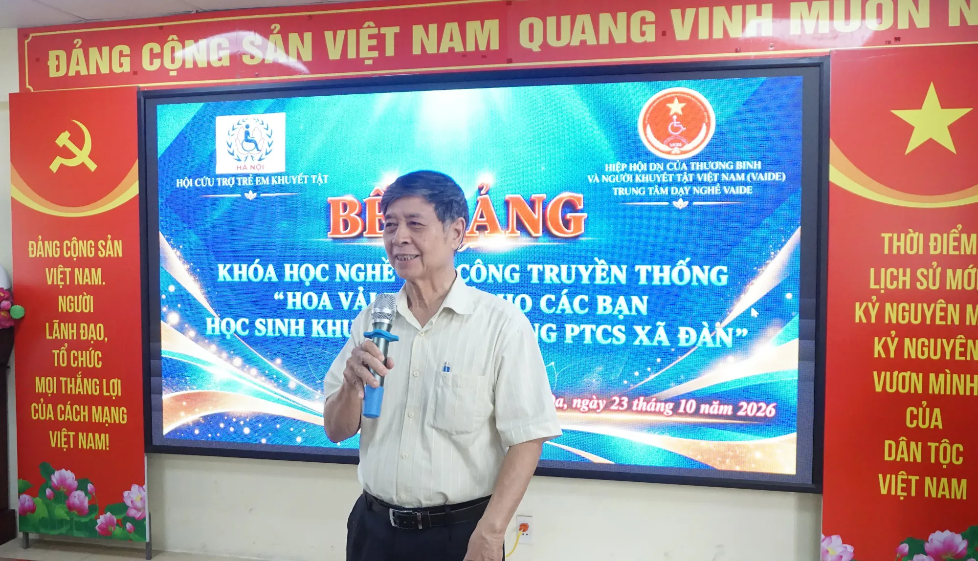 Từ những bông hoa vải tái chế, thắp lên cơ hội hòa nhập cho học sinh khuyết tật