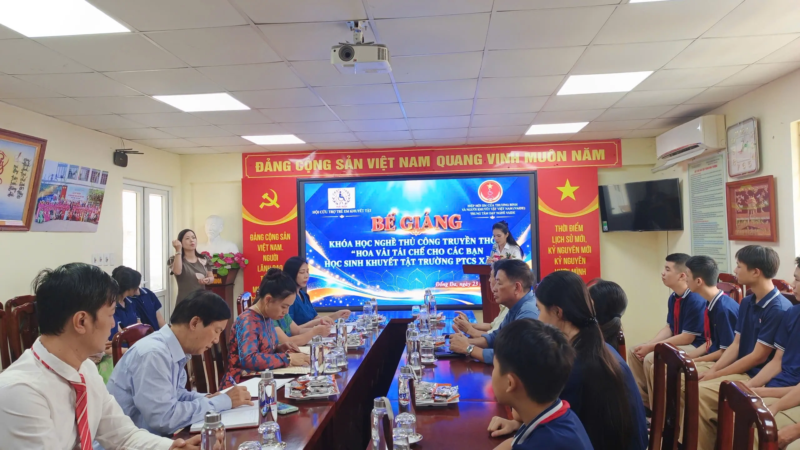Từ những bông hoa vải tái chế, thắp lên cơ hội hòa nhập cho học sinh khuyết tật