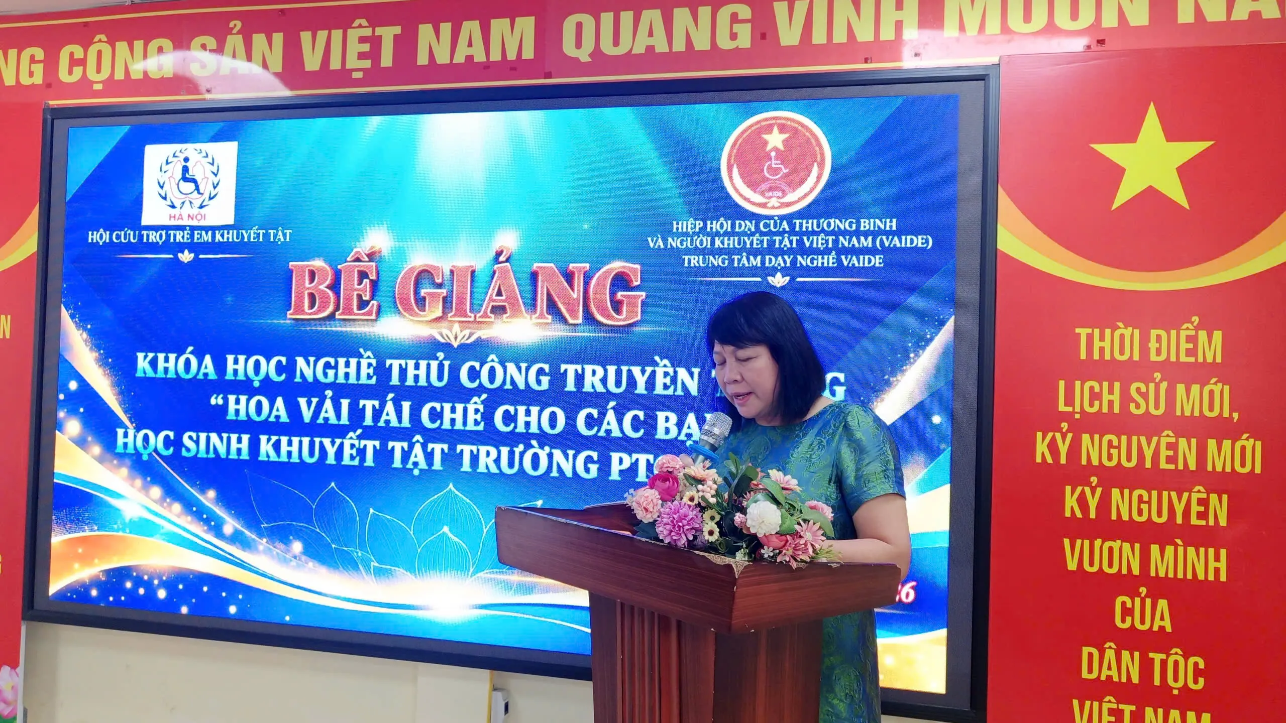Từ những bông hoa vải tái chế, thắp lên cơ hội hòa nhập cho học sinh khuyết tật