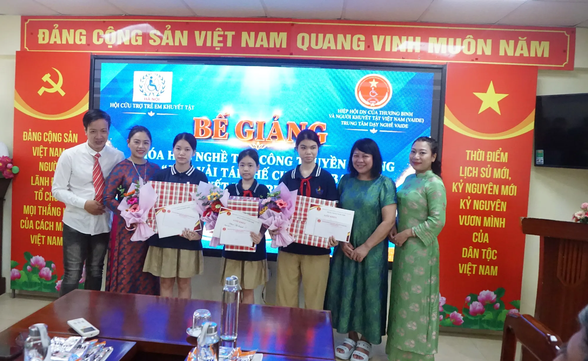 Từ những bông hoa vải tái chế, thắp lên cơ hội hòa nhập cho học sinh khuyết tật