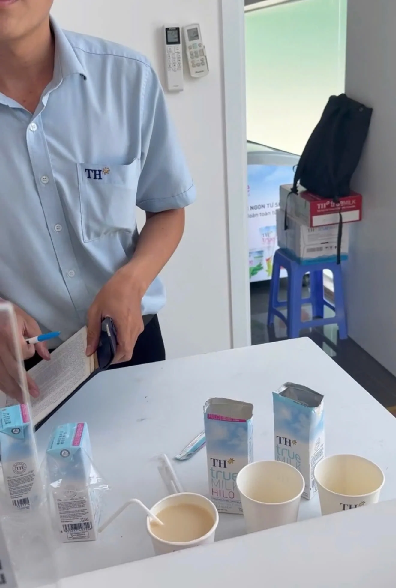 Bé 4 tuổi đau bụng sau khi uống sữa, gia đình phát hiện sữa có vị đắng, vón cục