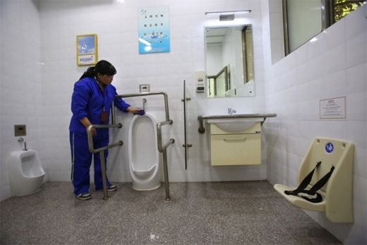 Nhà vệ sinh công cộng: Chuyện không hề nhỏ với người khuyết tật