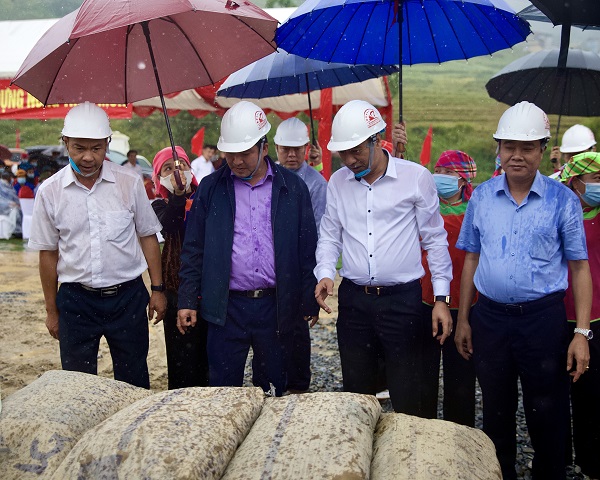 T&T Group trao tặng 2.000 tấn xi măng hỗ trợ thị xã Sa Pa cứng hóa nền nhà và làm đường