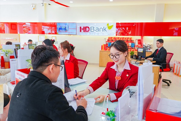 Nữ khách hàng trúng thưởng 1 tỷ đồng khi gửi tiết kiệm tại HDBank