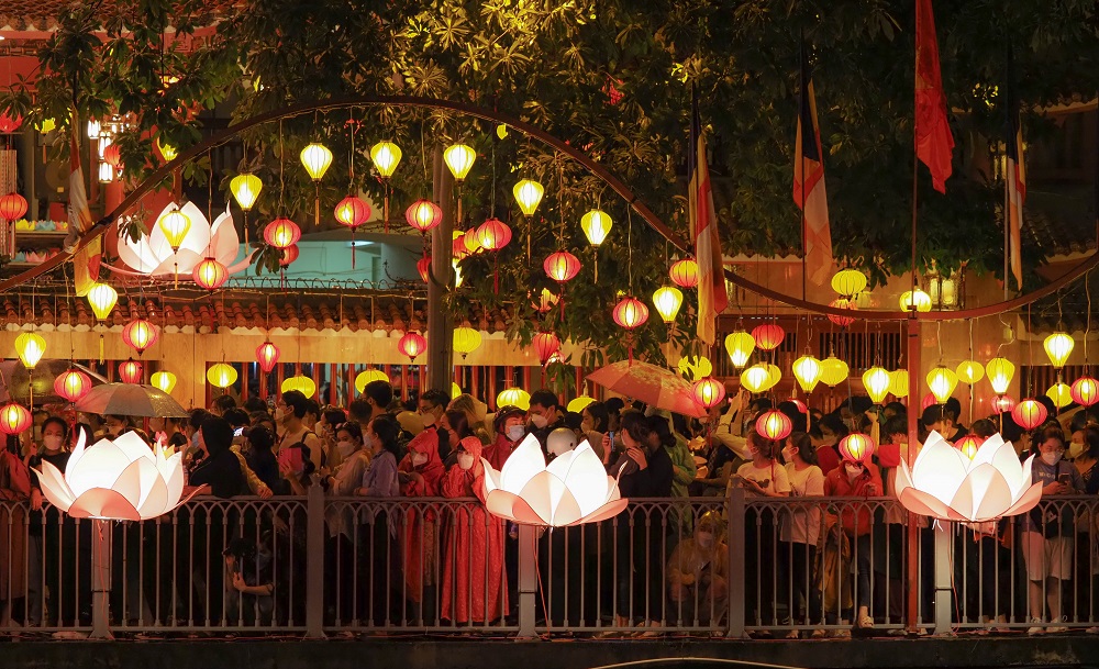 TP.HCM: Hàng nghìn người dân tham gia thả hoa đăng mừng Đại lễ Phật Đản