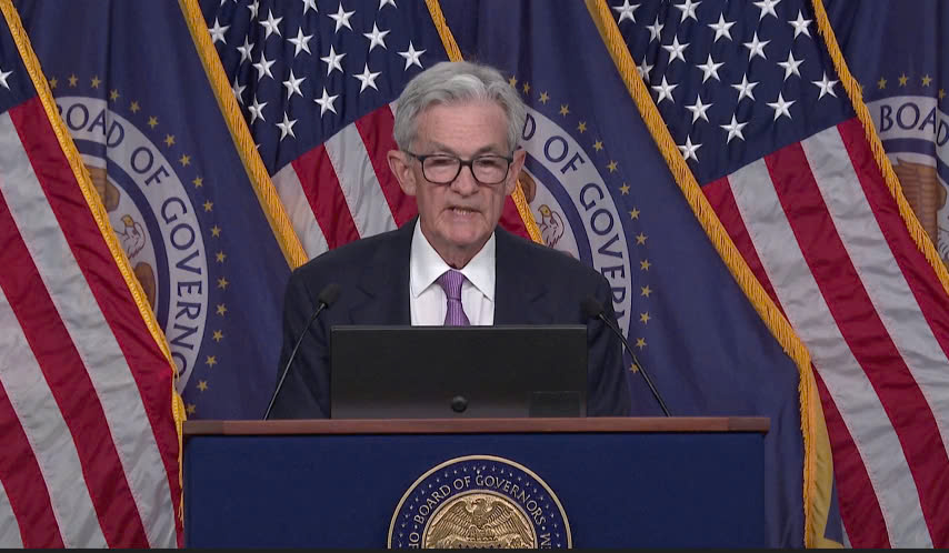 Chủ tịch Fed, ông Jerome Powell phát biểu tại họp báo sau khi Uỷ ban Thị trường Mở Liên bang (FOMC) quyết định cắt giảm lãi suất 0,5 điểm phần trăm ngày 18/9/2024. Ảnh cắt từ clip của Reuters