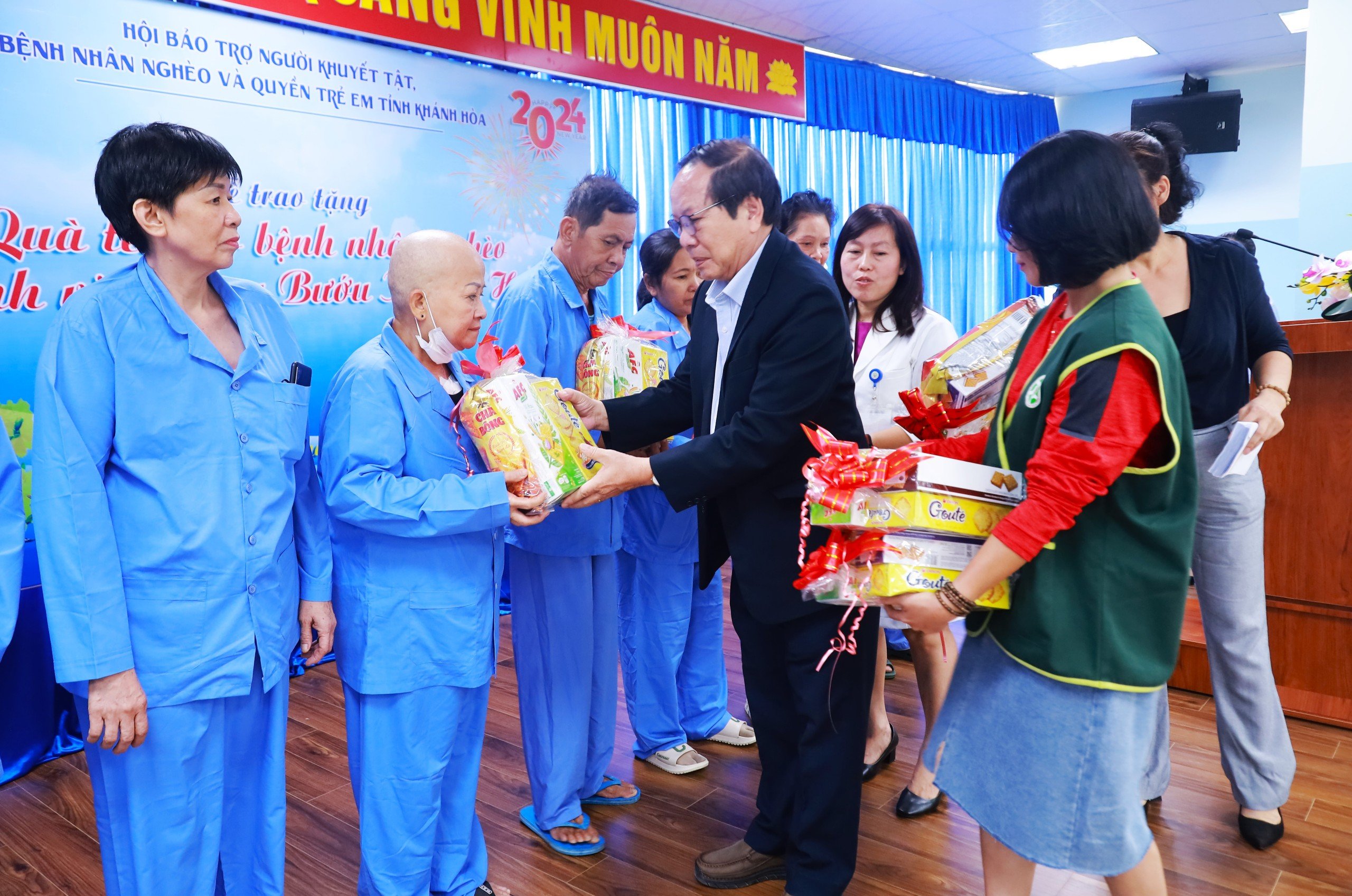 Hội Bảo trợ người khuyết tật, bệnh nhân nghèo và quyền trẻ em tỉnh Khánh Hòa: Tặng 150 phần quà cho bệnh nhân ung bướu
