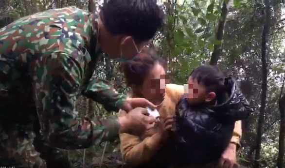 Giải cứu nhóm phụ nữ trẻ em mắc kẹt trên núi khi nhập cảnh trái phép về Việt Nam