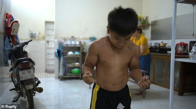 Cậu bé 12 tuổi cơ bắp cuồn cuộn, bụng 6 múi, ăn không biết no ở Đồng Nai