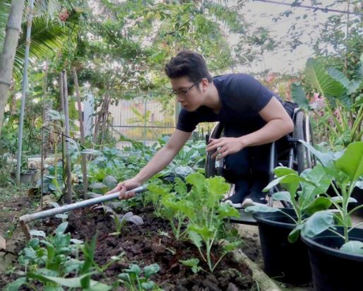 Chàng trai khuyết tật đam mê làm vườn, phượt 30 tỉnh thành bằng xe lăn