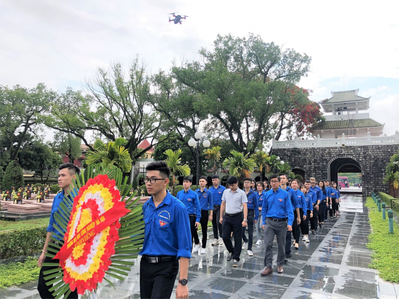 Đoàn thanh niên tình nguyện Đại học Công Nghiệp dâng hoa kính viếng vong linh liệt sĩ