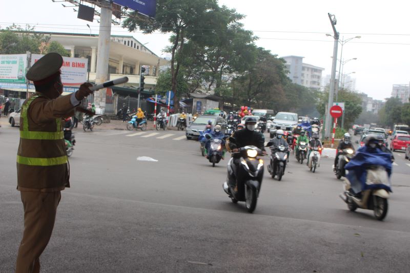 Cảnh sát giao thông Hà Nội phân luồng phương tiện dưới mưa rét cuối năm