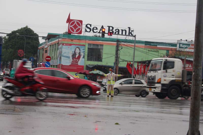 Cảnh sát giao thông Hà Nội phân luồng phương tiện dưới mưa rét cuối năm