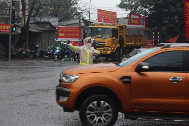Dưới mưa rét, cảnh sát giao thông đón người dân trở về Hà Nội sau nghỉ Tết Nhâm Dần 2022