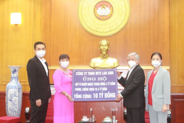 Nữ doanh nhân đi ô tô 1.700km ra Hà Nội trao tiền ủng hộ phòng chống Covid-19