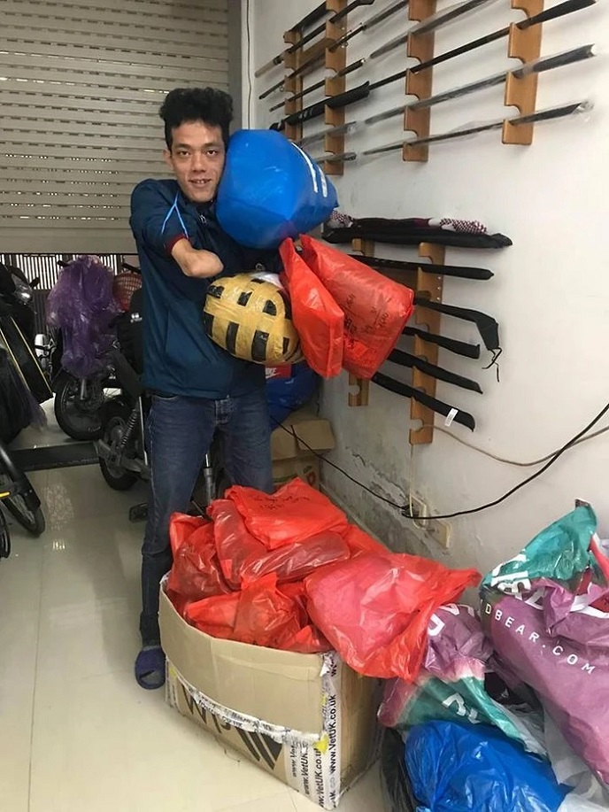 Chàng shipper mồ ᴄôi, ᴄụᴛ cả 2 tay chở khoai đi bán khắp Hà Nội để ''giải cứu'' bà con dân bản
