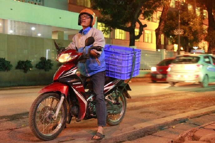 Chàng shipper mồ ᴄôi, ᴄụᴛ cả 2 tay chở khoai đi bán khắp Hà Nội để ''giải cứu'' bà con dân bản