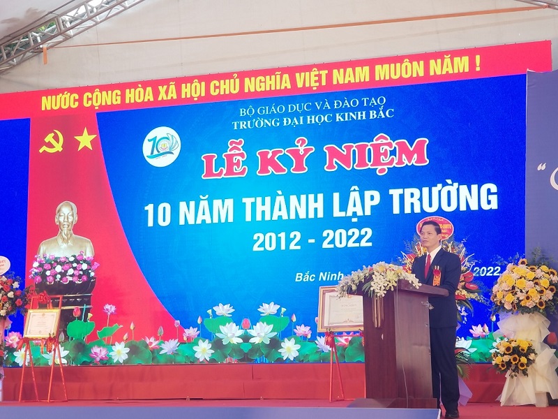 Ông Vương Quốc Tuấn - Phó Chủ tịch Thường trực UBND tỉnh Bắc Ninh phát biểu tại lễ kỷ niệm 10 năm thành lập Trường Đại học Kinh Bắc.